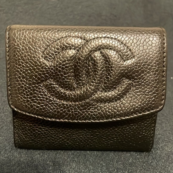 CHANEL Textured Black Leather Wallet - Picture 2 of 12